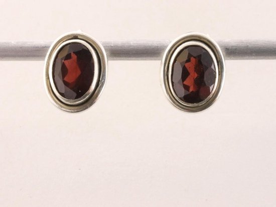 Fijne ovale zilveren oorstekers met granaat afbeelding 5