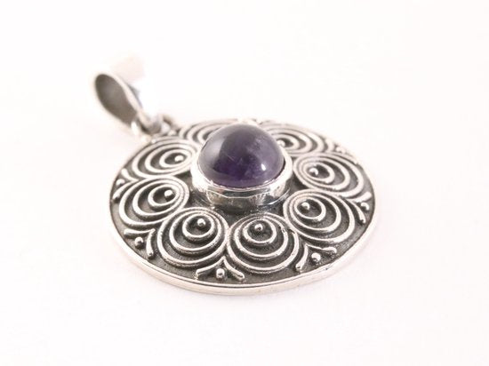 Ronde bewerkte zilveren hanger met amethist afbeelding 2
