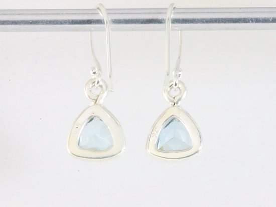 Hoogglans zilveren oorbellen met blauwe topaas afbeelding 2