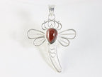 Opengewerkte zilveren libelle hanger met granaat afbeelding 1