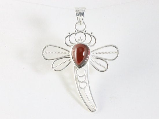 Opengewerkte zilveren libelle hanger met granaat afbeelding 1