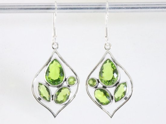 Opengewerkte zilveren oorbellen met peridoot afbeelding 3