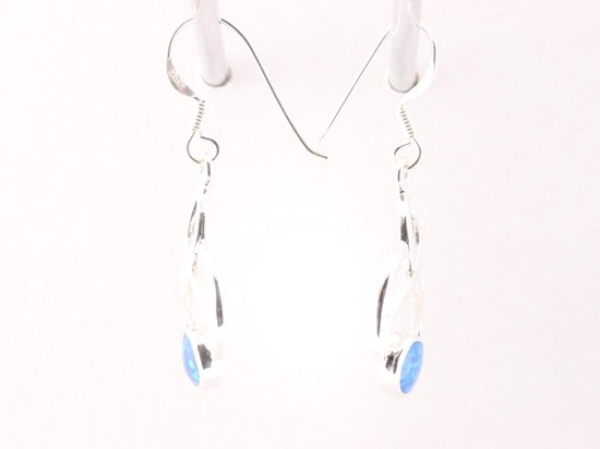 Opengewerkte zilveren oorbellen met Australische opaal afbeelding 2