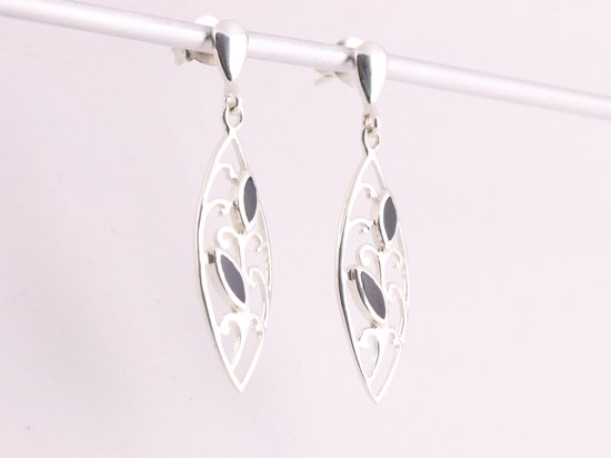 Opengewerkte zilveren oorstekers met onyx afbeelding 2