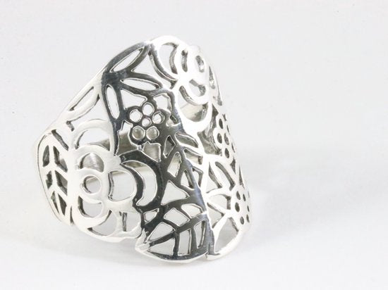Brede opengewerkte zilveren ring met bloemen afbeelding 1