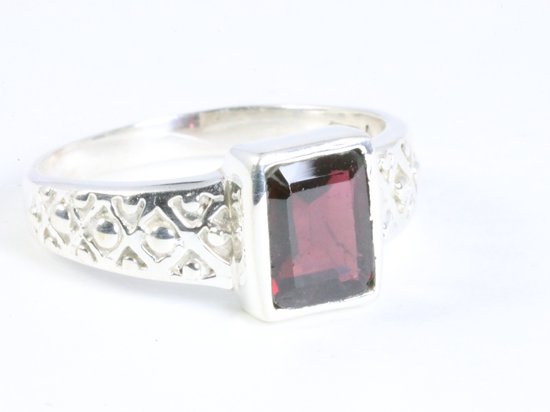 Bewerkte zilveren ring met granaat afbeelding 1