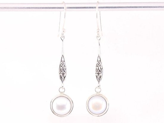 Lange bewerkte zilveren oorbellen met zoetwater parel afbeelding 4
