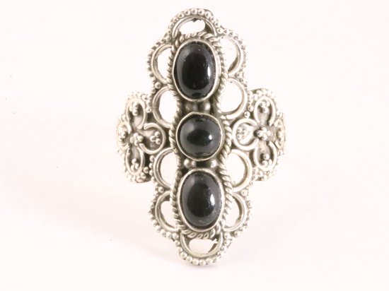 Bewerkte zilveren ring met 3 onyx stenen afbeelding 4