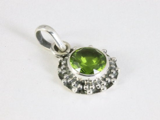 Fijne bewerkte ronde zilveren hanger met peridoot afbeelding 2