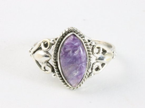 Fijne bewerkte zilveren ring met paarse charoiet afbeelding 4