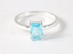 Fijne hoogglans zilveren ring met blauwe topaas afbeelding 4