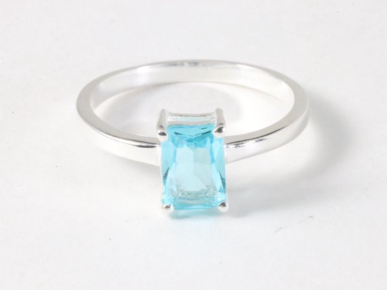 Fijne hoogglans zilveren ring met blauwe topaas afbeelding 4