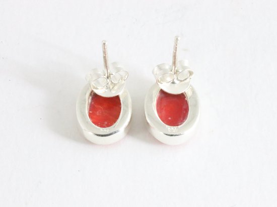 Ovale hoogglans zilveren oorstekers met rode koraal steen afbeelding 2