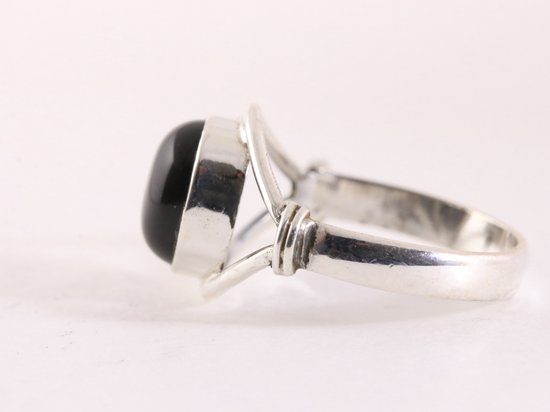 Opengewerkte zilveren ring met onyx afbeelding 2