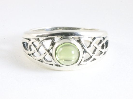 Opengewerkte hoogglans zilveren ring met peridoot afbeelding 4
