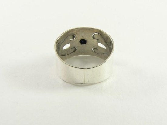 Opengewerkte zilveren ring met blauwe saffier afbeelding 4