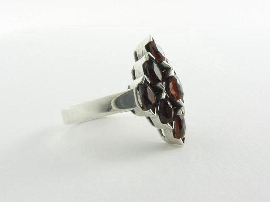 Ruitvormige zilveren ring met granaat afbeelding 6