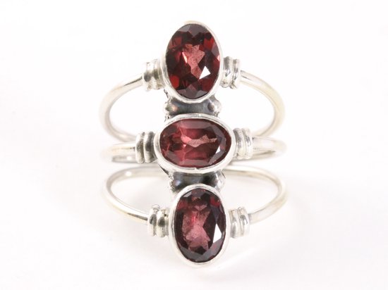 Opengewerkte zilveren ring met 3 granaat stenen afbeelding 4