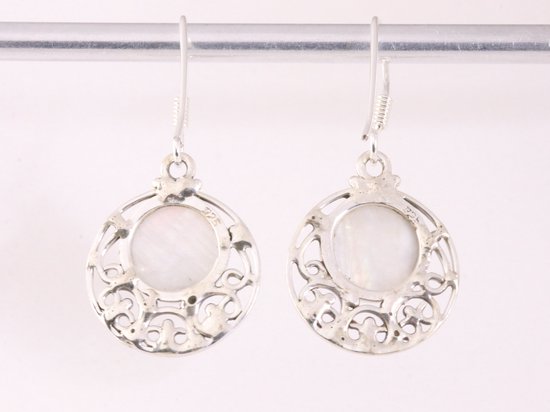 Ronde opengewerkte zilveren oorbellen met regenboog maansteen afbeelding 3