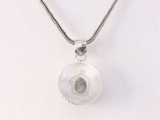 Bewerkte zilveren hanger met regenboog maansteen aan vossenstaart ketting afbeelding 4