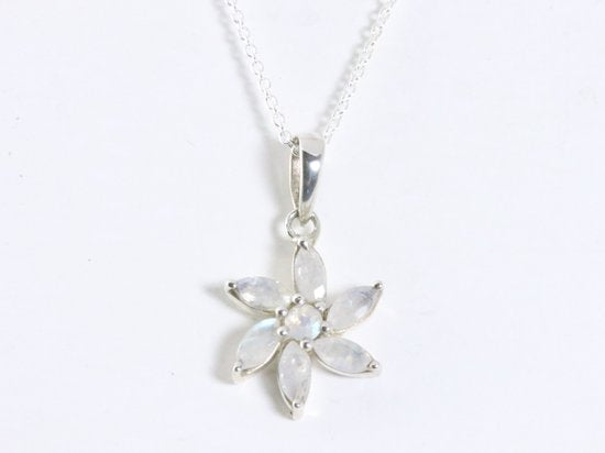 Zilveren hanger met regenboog maansteen aan ketting afbeelding 4