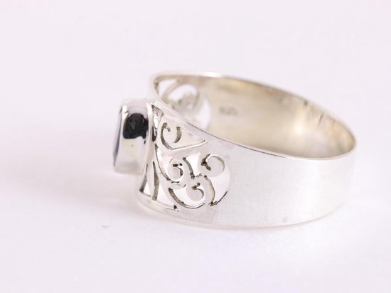 Opengewerkte zilveren ring met blauwe saffier afbeelding 2
