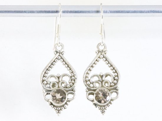 Fijne opengewerkte zilveren oorbellen met rookkwarts afbeelding 3