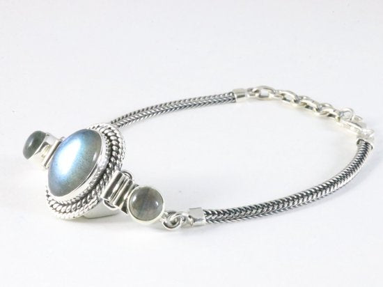 Bewerkte zilveren armband met labradoriet afbeelding 2