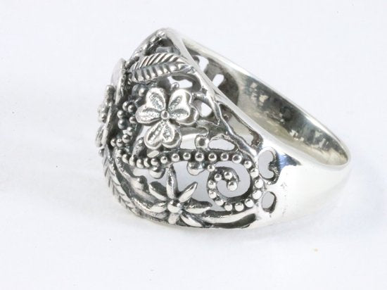 Brede opengewerkte zilveren ring met bloemen motief afbeelding 2
