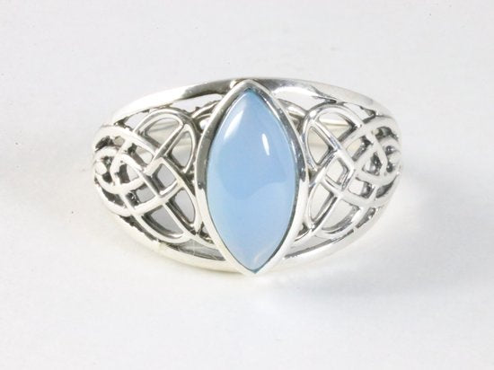 Opengewerkte zilveren ring met blauwe chalcedoon afbeelding 4