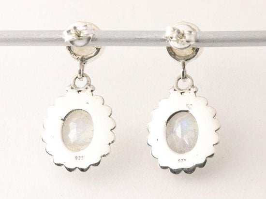 Bewerkte zilveren oorstekers met regenboog maansteen afbeelding 3