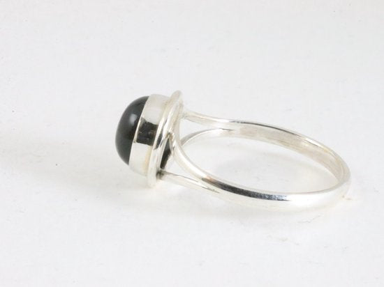 Fijne ronde zilveren ring met onyx afbeelding 2