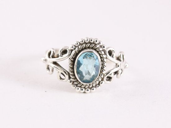 Fijne bewerkte zilveren ring met blauwe topaas afbeelding 4