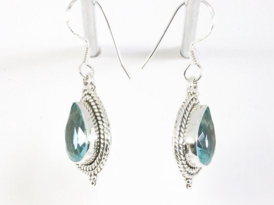 Bewerkte zilveren oorbellen met blauwe topaas afbeelding 2