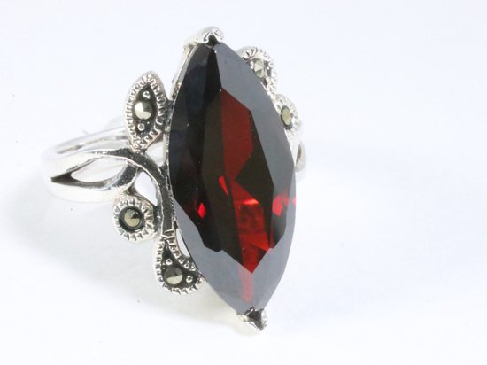 Zware zilveren ring met granaat en marcasiet afbeelding 1