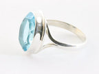Hoogglans zilveren ring met blauwe topaas afbeelding 2