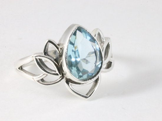 Opengewerkte zilveren lotus bloem ring met blauwe topaas afbeelding 1