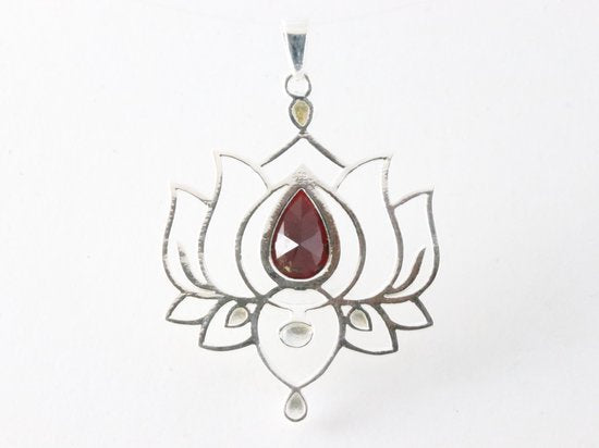Opengewerkte zilveren lotus hanger met granaat afbeelding 3