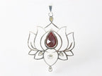 Opengewerkte zilveren lotus hanger met granaat afbeelding 3
