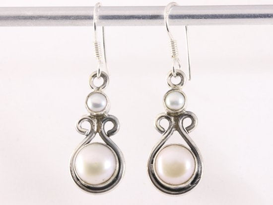 Opengewerkte zilveren oorbellen met parel afbeelding 1