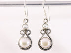 Opengewerkte zilveren oorbellen met parel afbeelding 1
