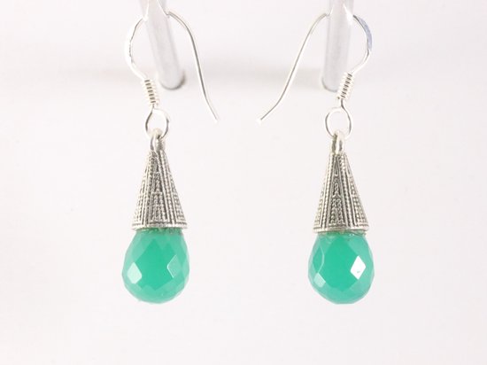 Fijne bewerkte zilveren oorbellen met gefacetteerde groene onyx afbeelding 2