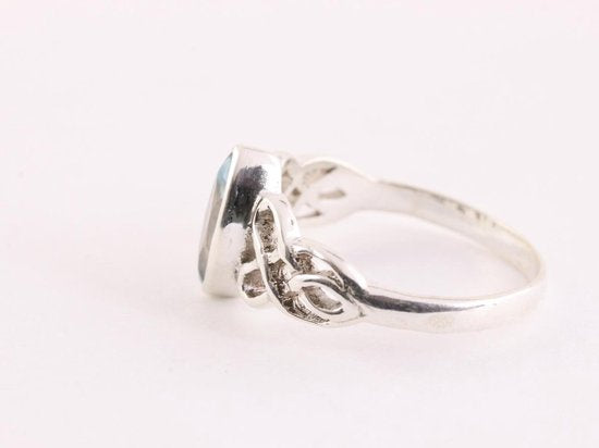 Fijne opengewerkte zilveren ring met blauwe topaas afbeelding 2