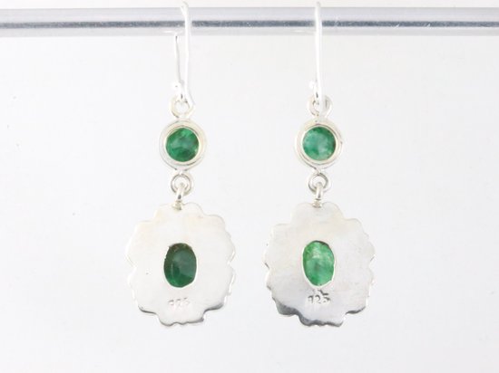 Lange bewerkte zilveren oorbellen met smaragd afbeelding 3