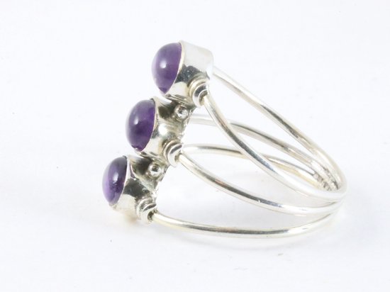 Opengewerkte zilveren ring met 3 amethist stenen afbeelding 2