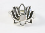 Opengewerkte zilveren lotus bloem ring met parelmoer afbeelding 4
