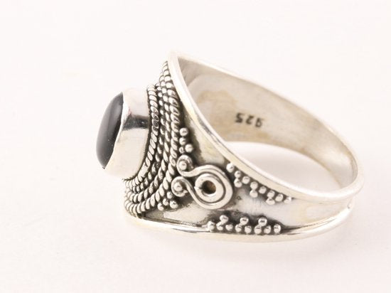 Bewerkte zilveren ring met onyx afbeelding 2
