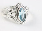 Fijne bewerkte zilveren ring met blauwe topaas afbeelding 1
