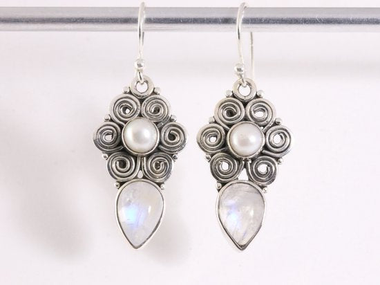 Bewerkte zilveren oorbellen met regenboog maansteen en parel afbeelding 4