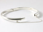 Fijne hoogglans zilveren bangle met kliksluiting afbeelding 2